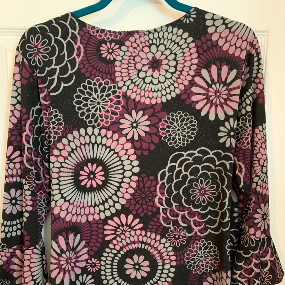 Pretty V-Neck Blouse - Picture 4 of 6